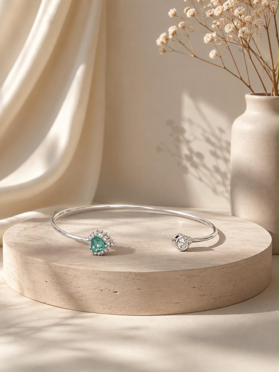 BRACELETE CRAVEJADO CORAÇÃO VERDE — SEMIJOIAS — PRATA 50