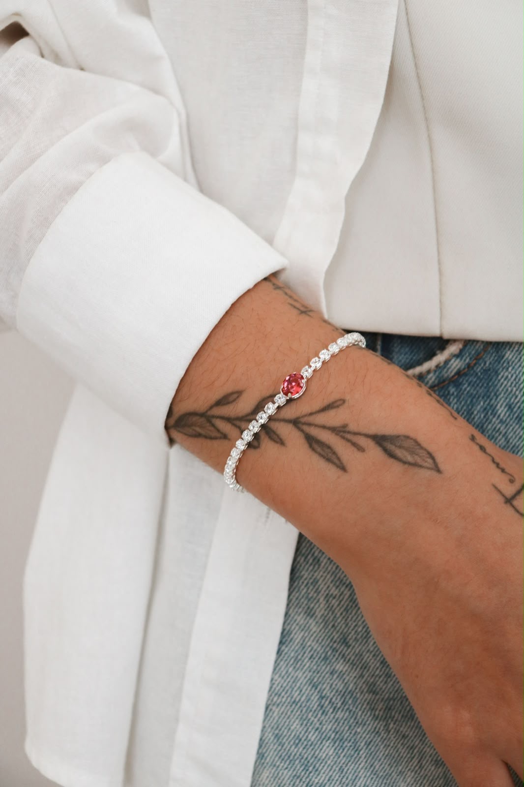 PULSEIRA RIVIERA COM PEDRA OVAL ROSA — SEMIJOIAS — PRATA 50