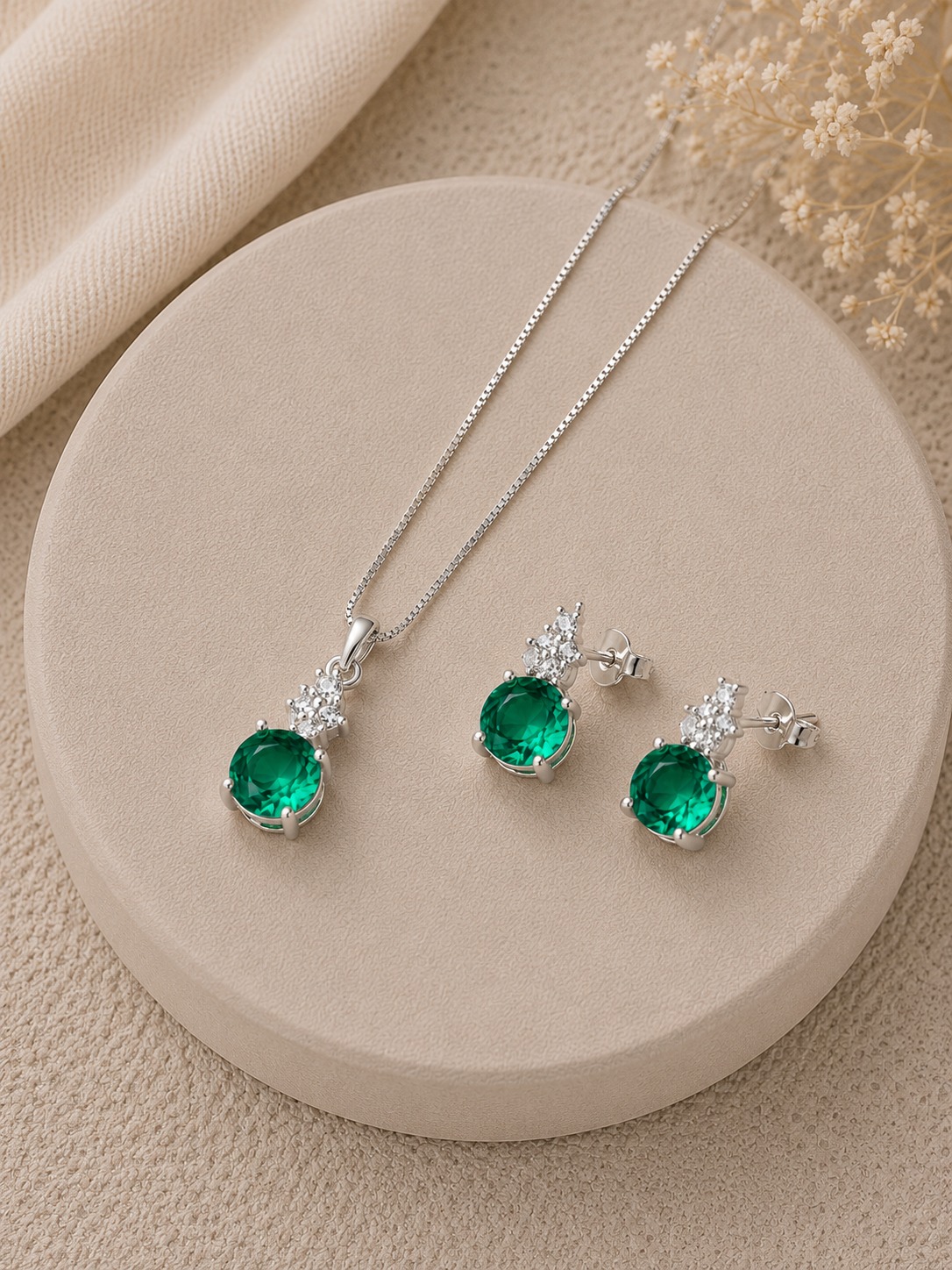 CONJUNTO CRAVEJADO COM ESMERALDA — SEMIJOIAS — PRATA 50