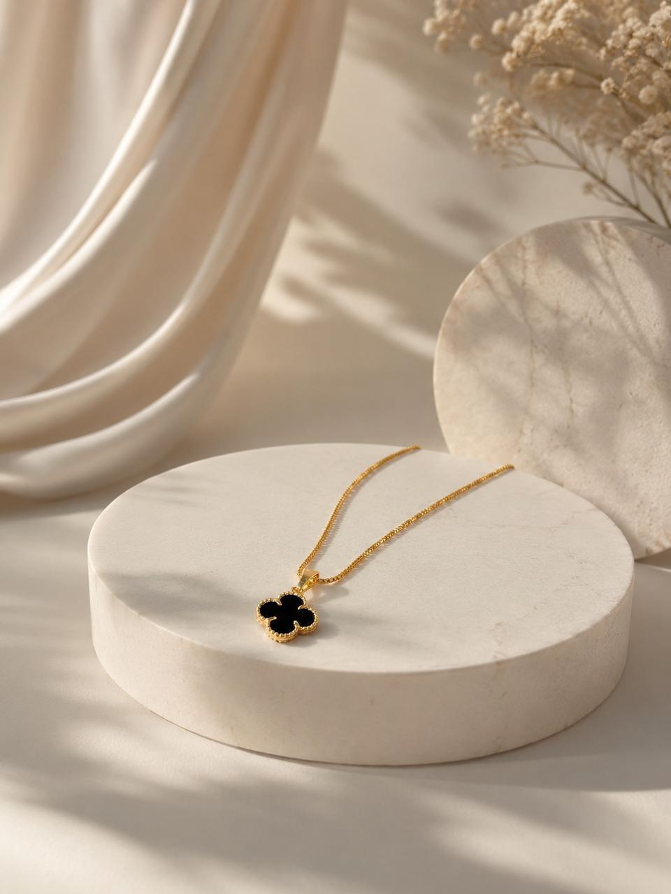 COLAR TREVO BLACK EM BANHO DOURADO — SEMIJOIAS — PRATA 50