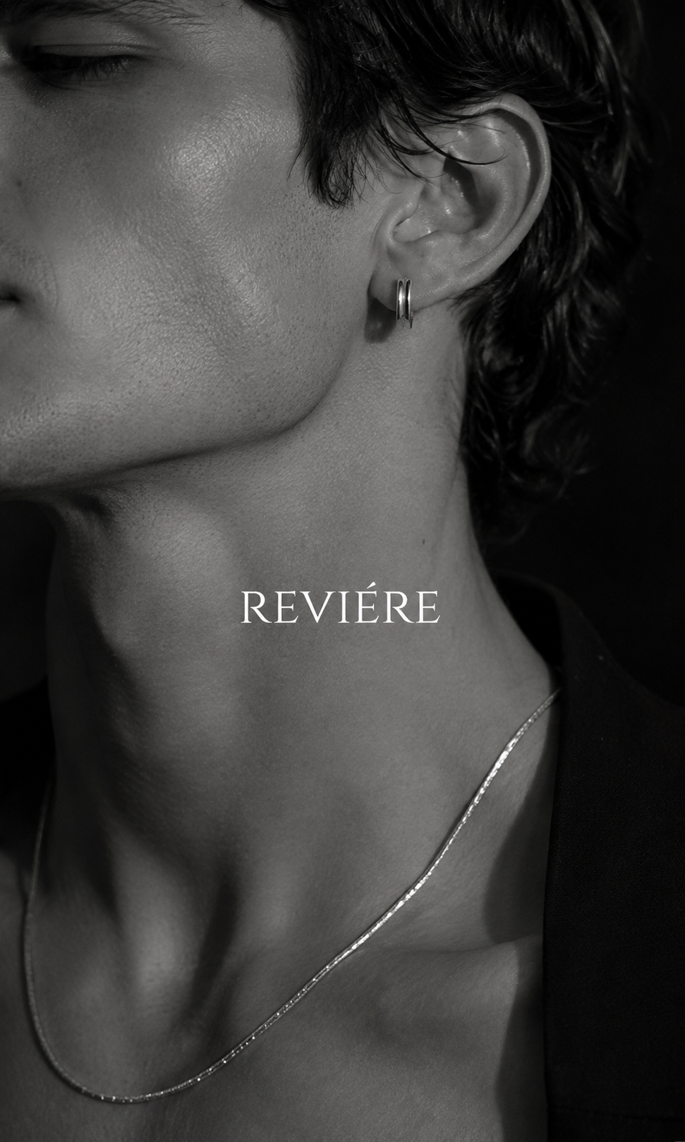 Editorial REVIÉRE — retrato em preto e branco com joia masculina